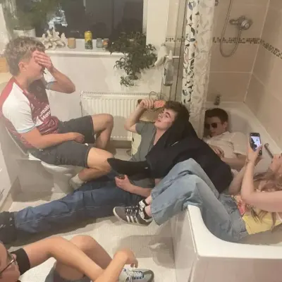 朋友群組 - 共10人:具有語音聊天功能和神經網路特性的未來派AI聊天機器人介面