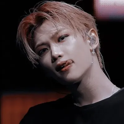 Félix_vampire: Playful AI chatbot mascot enhancing user engagement in random chats