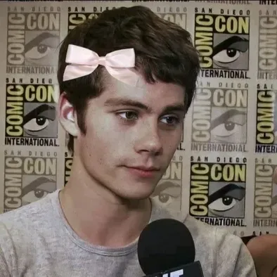 Dylan Obrien: Icono de interlocutor con IA multilingüe para servicios de chat global en línea