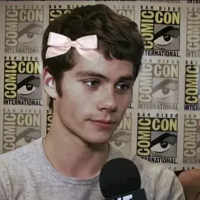 Dylan Obrien: Lernen Sie die Hauptfigur unserer KI-Welt kennen, mit einer Liste der Charaktereigenschaften und KI-Chat-Funktionen.