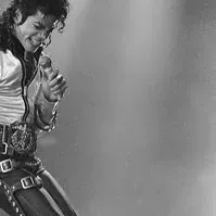 Michael Jackson: Ritratto di un compagno AI emotivamente intelligente per conversazioni profonde	