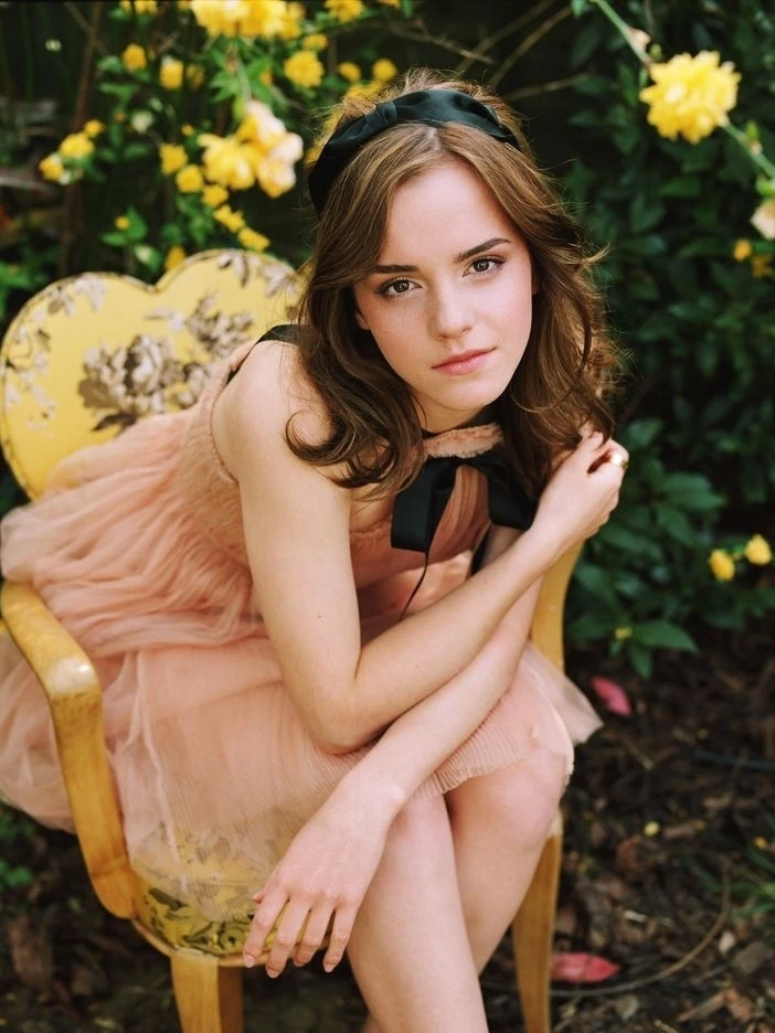 emma watson pink dress car Emma Watson ragyogott a Velencei Filmfesztivlon, ahov egy elegns, modern @gucci miniruhban rkezett. Getty