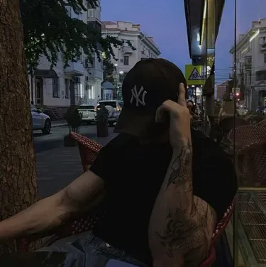 James : Explorez le monde de l'IA avec notre IA sans restriction et notre chat en ligne gratuit et illimité, alimenté par le jeu de rôle fantastique Warhammer.