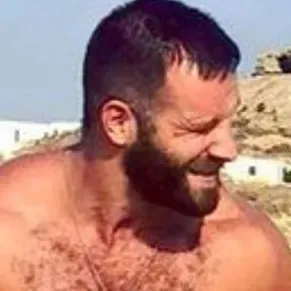 弗蘭克 - 耽美:互動式AI聊天機器人吉祥物,用於隨機聊天和社群驅動的角色扮演