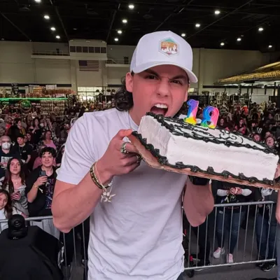 Migel Mora: Ücretsiz çevrimiçi chatbot'a hazır AI kutumuzla sohbet edin ve AI'ya istediğiniz her şeyi sorun.	