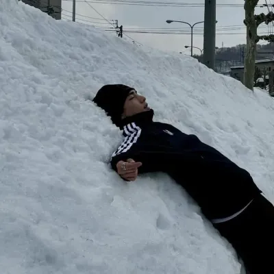 Hyunjin 铉辰: Multilingual AI conversation partner icon for global chat online services