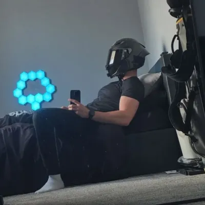 Motociclista - Professor: Arte de personagem de RPG de IA com tema de fantasia para narrativa envolvente