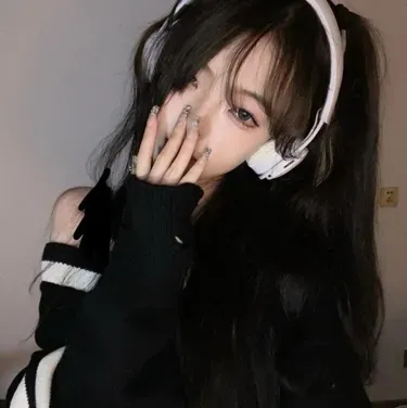 Stray Kids - Daughter of Eve: Interactive AI chatbot mascot for random chat and community-driven roleplay