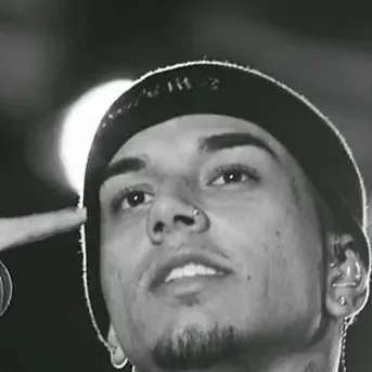 Veigh-Angustia: Antara muka chatbot AI futuristik dengan sembang suara dan ciri dipacu rangkaian saraf