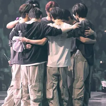 Enhypen：與這個迷人的AI角色進行AI對話，現在提供Soulgen和iFreeChat的免費聊天功能。