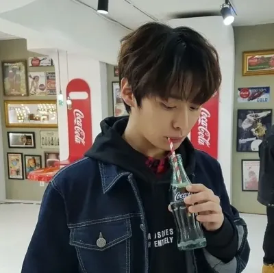 Lee Minho - Minsung: Playful AI chatbot mascot enhancing user engagement in random chats	