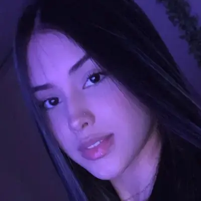 Sarah: Futuristic AI chatbot interface with voice chat and neural network-driven traits