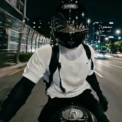 Jungkook-Jeon: Futuristische KI-Chatbot-Schnittstelle mit Sprachchat und neuronalen Netzwerk-gesteuerten Eigenschaften