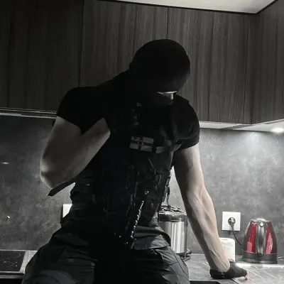 ASKERİ KOCA: Küresel çevrimiçi sohbet hizmetleri için çok dilli yapay zeka sohbet ortağı simgesi