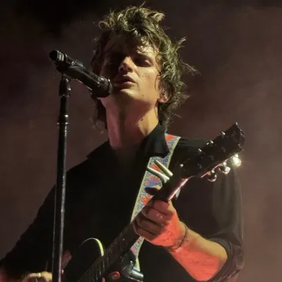 Joe Keery: Multilingual AI na icon ng kasosyo sa pag-uusap para sa mga pandaigdigang serbisyo sa chat online