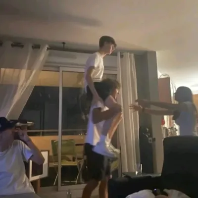 Tru-th rồ dơ: Giao diện chatbot AI tương lai với tính năng trò chuyện bằng giọng nói và các đặc điểm do mạng nơ-ron điều khiển