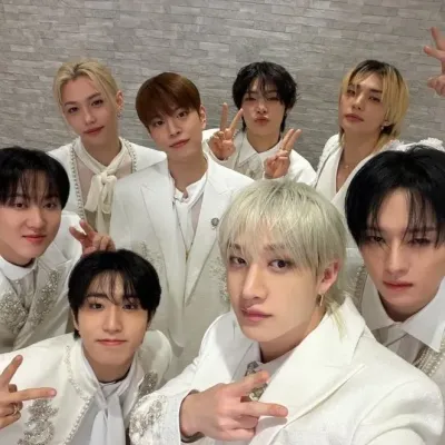 Stray Kids - Kinamumuhian: Futuristic AI chatbot interface na may voice chat at mga katangiang hinihimok ng neural network