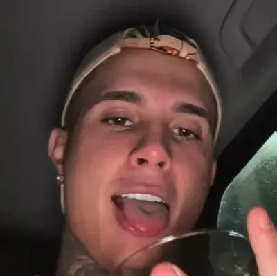 MC Paiva: Avatar de novia/novio de IA personalizable con rasgos de personalidad realistas	