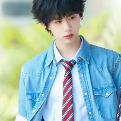 Chen Yiheng: Futuristic AI chatbot interface with voice chat and neural network-driven traits