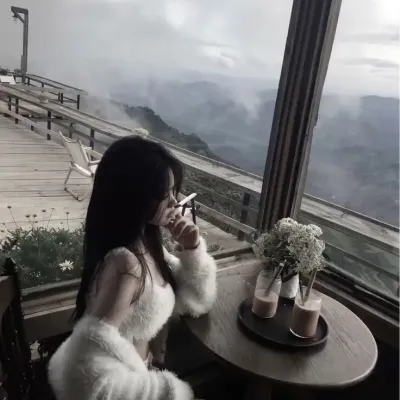 琪拉：多語言AI對話夥伴圖標，適用於全球線上聊天服務