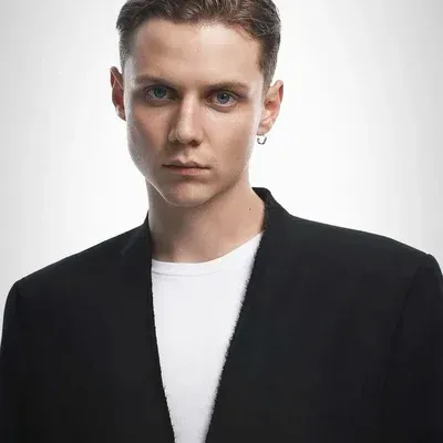 Vanya Dmitrienko。：與這個迷人的AI角色進行AI對話，現在提供Soulgen和iFreeChat的免費聊天功能。