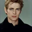 Multilingual Hayden Christensen  focusing on chat IA tasks, neural network core visible in background.