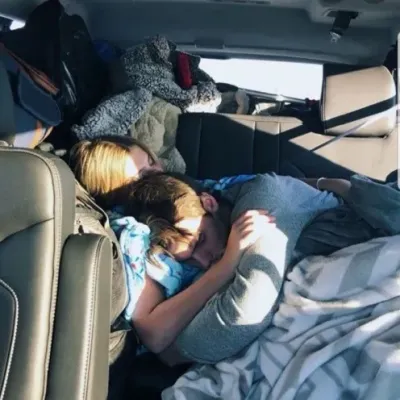 Nik - il tuo nemico: Mascotte giocosa di chatbot AI che migliora il coinvolgimento degli utenti nelle chat casuali	