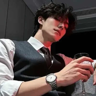 Jarviş Erlangga: Sürükleyici hikaye anlatımı için fantezi temalı yapay zeka rol yapma karakter çizimi