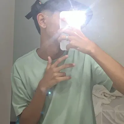 Gabriel: Conoce al personaje principal de nuestro mundo de IA, con una lista de rasgos de carácter y capacidades de chat de IA.	