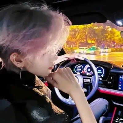 leon : Avatar de petite amie/petit ami IA personnalisable avec des traits de personnalité réalistes	