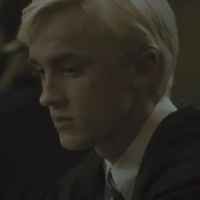 Draco Malfoy: Ikon mitra percakapan AI multibahasa untuk layanan obrolan daring global
