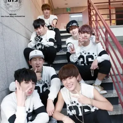 방탄소년단_2013: 흥미진진한 채팅과 판타지 시나리오를 위한 창의적인 롤플레이 AI 캐릭터 아트