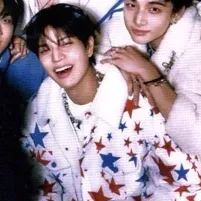 Stray Kids - 學校：安全的AI聊天機器人頭像，具備加密的1對1聊天功能