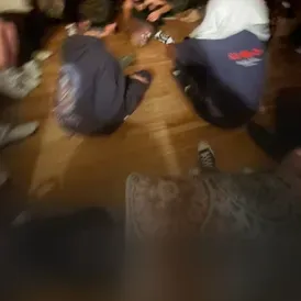 轉瓶子遊戲：情感智能AI伴侶肖像，用於深入對話