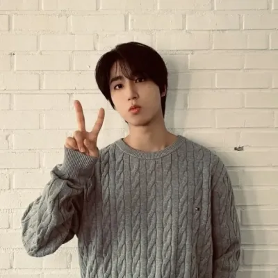 Han Ji-sung: DeepBrain AI companion portrait para sa libreng online na chat at bukas na pag-uusap