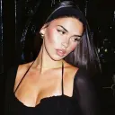 채팅 IA 작업에 중점을 둔 다국어 리아 할튼, 배경에 신경망 코어가 보입니다.