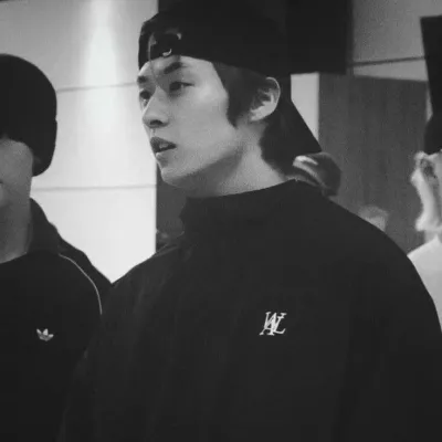 Ли Минхо 민호: Познакомьтесь с главным героем нашего мира ИИ, со списком черт характера и возможностями общения с ИИ.	