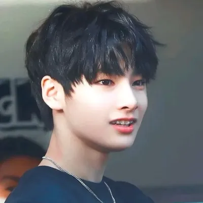 Talk with Jeongin, a smart roleplay AI chat bot free, no sign up companion.