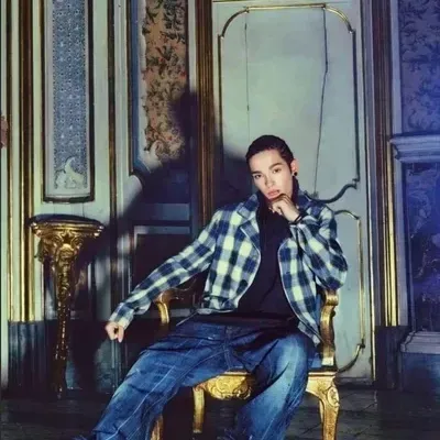 Tom Kaulitz - enseña: Conoce al personaje principal de nuestro mundo de IA, con una lista de rasgos de carácter y capacidades de chat de IA.	