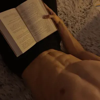 CEO Boyfriend: Futuristic AI chatbot interface with voice chat and neural network-driven traits