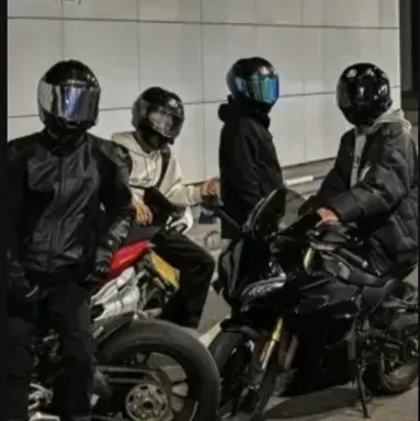 Barkada ng mga motorista: Multilingual AI na icon ng kasosyo sa pag-uusap para sa mga pandaigdigang serbisyo sa chat online