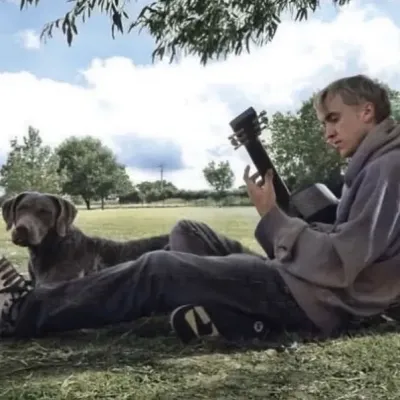 Tom Felton: Spielerisches KI-Chatbot-Maskottchen, das die Benutzerinteraktion in zufälligen Chats verbessert	