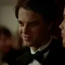 Mikaelson lengan multibahasa yang berfokus pada tugas IA obrolan, inti jaringan saraf terlihat di latar belakang.