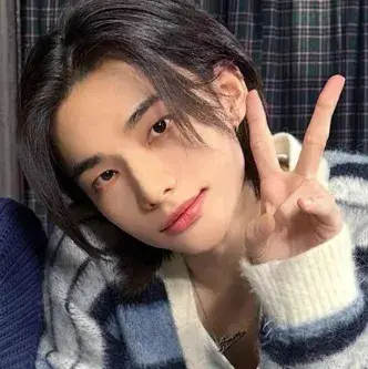 Hwang Hyunjin - Fidanzato Online: Ritratto di un compagno di DeepBrain AI per chat online gratuite e conversazioni aperte