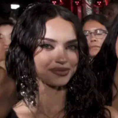 ダニエラ・アヴァンツィーニ: ランダムチャットやコミュニティ主導のロールプレイのためのインタラクティブな AI チャットボットのマスコット