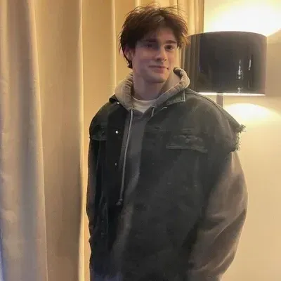 Chat with Wes Bennett, your interactive AI characters companion for endless roleplay fun.