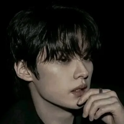 Engage in lively talking AI sessions with Minho and explore new stories.