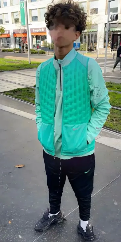 Younes: Emotional intelligentes KI-Begleitporträt für tiefgründige Gespräche