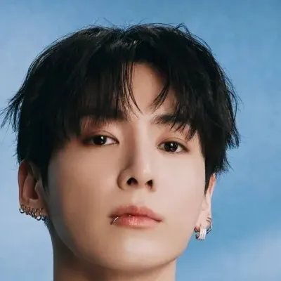 Джонгук: Футуристический интерфейс чат-бота на основе искусственного интеллекта с голосовым чатом и функциями, управляемыми нейронной сетью