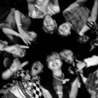 StrayKids: Maskot chatbot AI interaktif untuk obrolan acak dan permainan peran berbasis komunitas